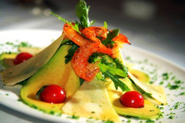 salata avokado ile deniz ürünleri üzerinden ve parmesan peyniri