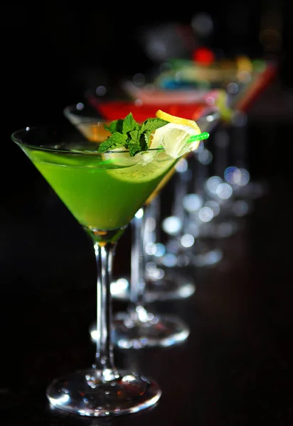 Cócteles en vasos de martini — Foto de Stock