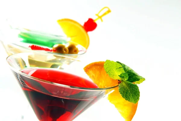 Três coquetéis em copos para martini — Fotografia de Stock