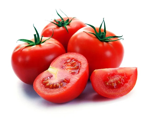 Frische rote Tomate und eine halbierte Tomate mit grünen Blättern isoliert — Stockfoto