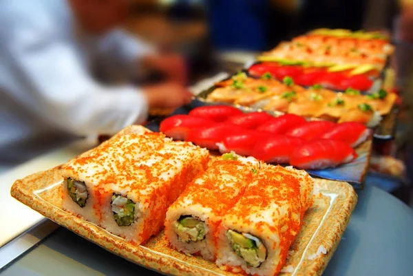 Chef despejando sushi com molho. Preparação de delicioso japonês Imagem De Stock