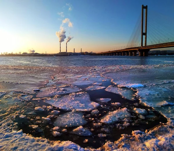 A ponte Sul à noite, Kiev, ucraniana.Pôr do sol no Dnieper R — Fotografia de Stock