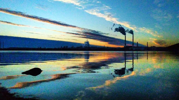 Den södra bron nattetid, Kiev, Ukraina. Bron vid solnedgången acros — Stockfoto