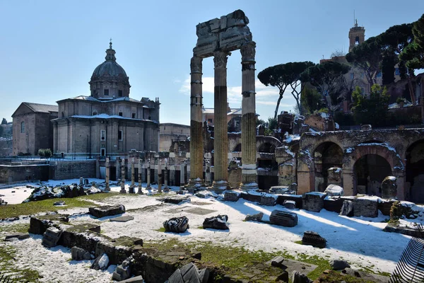 Rome. Italië. 27 februari 2018 Romeinse ruïnes in Rome. In wi — Stockfoto