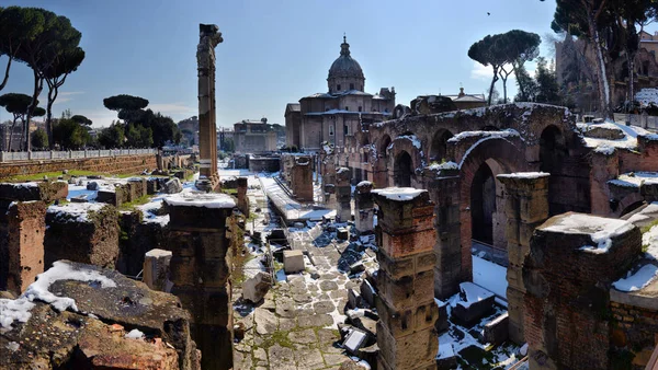 ROMA. ITÁLIA. FEVEREIRO 27 2018 Ruínas romanas antigas em Roma. Em wi — Fotografia de Stock