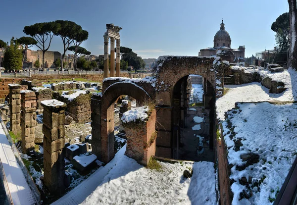 ローマ。イタリア。2018 年 2 月 27 日ローマで古代ローマ時代の遺跡します。ウィスコンシン州 — ストック写真