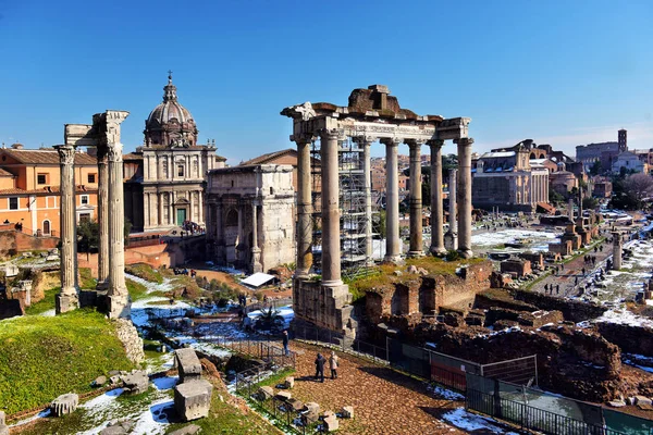 ROMA. ITÁLIA. FEVEREIRO 27 2018 Ruínas romanas antigas em Roma. Em wi — Fotografia de Stock