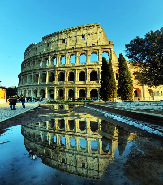ROMA, ITALIA - 27,2018 FEBRERO, Coliseo en un día soleado con ref. —  Fotos de Stock