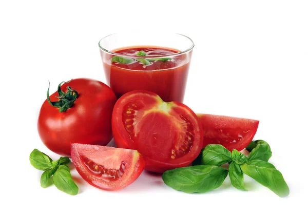 Tomate, vaso y jarra de jugo de tomate sobre fondo blanco — Foto de Stock