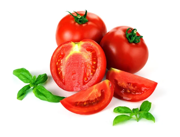Frische reife Tomaten, saftige grüne Basilikumblätter isoliert auf weiß — Stockfoto