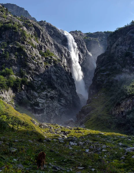 Paisaje con una cascada de montaña con un arroyo rápido —  Fotos de Stock
