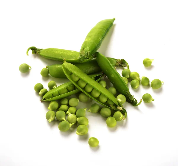 Vainas de guisantes verdes aislados sobre un fondo blanco. Verde maduro fr — Foto de Stock