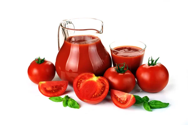 Sürahi, bardak domates suyu ve meyve yeşil yaprakları ile — Stok fotoğraf