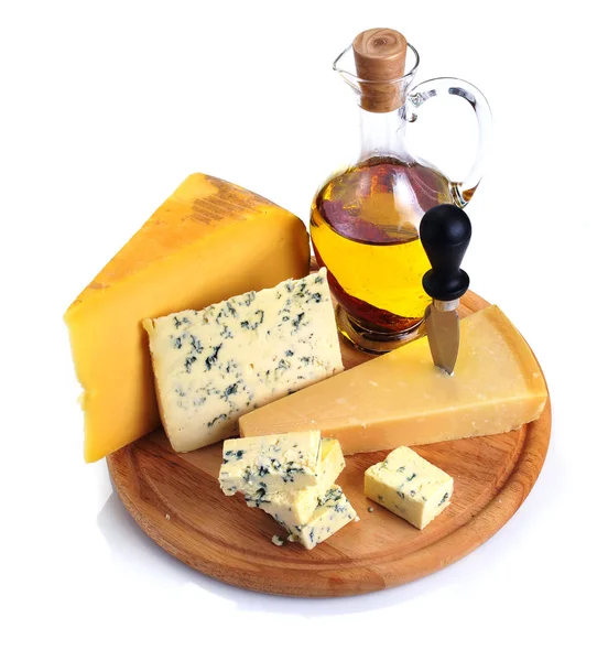 Collection de fromages et d'huile d'olive sur une planche de bois — Photo