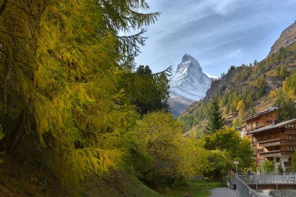 Lenyűgöző őszi táj híres Alpok csúcs Matterhorn. Svájci Alpokban — Stock Fotó