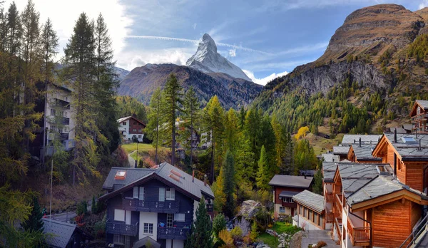 Superbe paysage d'automne du célèbre sommet alpin du Cervin. Alpes suisses — Photo