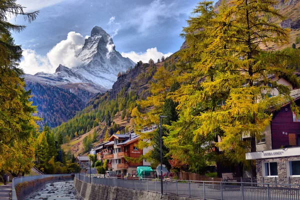 Prachtige herfst landschap van beroemde alp piek Matterhorn. Zwitserse Alpen — Stockfoto