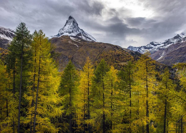 Impresionante paisaje otoñal del famoso pico de alpes Matterhorn. Alpes suizos — Foto de Stock