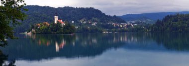 Bled Gölü yakınlarındaki St. Martin Kilisesi 'nin sabah manzarası