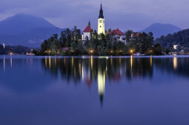 St. Marys Kilisesi ile birlikte küçük bir adada kanadı.