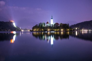St. Marys Kilisesi ile birlikte küçük bir adada kanadı.