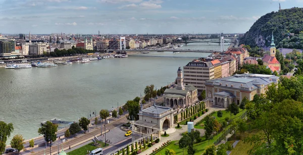 Panoramatický výhled na Budapešť s parlamentem a Dunajem — Stock fotografie