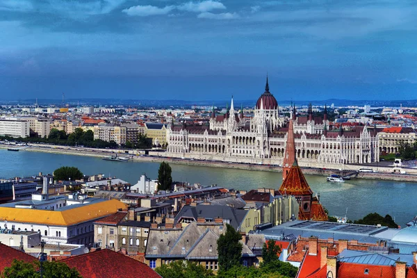 Budapest panorámás kilátása a Parlamenttel és a Dunával — Stock Fotó