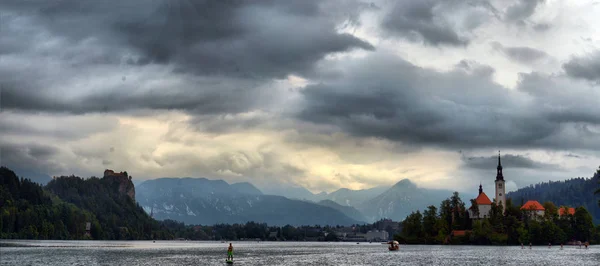 Szcenírozott reggeli kilátás a Szent Márton plébániatemplom közelében Bled Lake — Stock Fotó