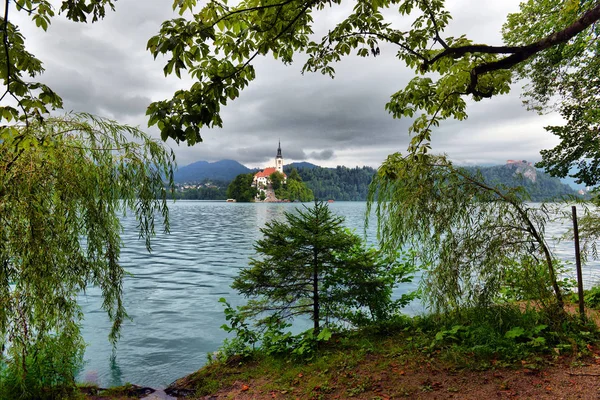 Malerischer morgendlicher Blick auf die Pfarrkirche St. Martin am See — Stockfoto