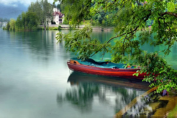 Vista panorámica de la mañana de la iglesia parroquial de St. Martin cerca del lago Bled — Foto de Stock