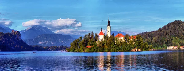 Vista panorâmica da manhã da Igreja Paroquial de St. Martin, perto de Bled Lake — Fotografia de Stock