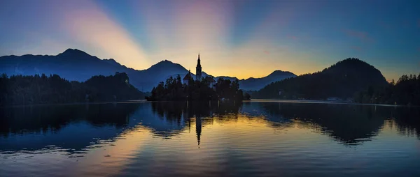 Lago Bled con la Iglesia de Santa María de la Asunción en la pequeña isla en —  Fotos de Stock