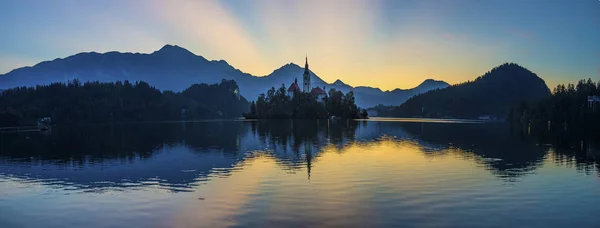 Lago Bled con la Iglesia de Santa María de la Asunción en la pequeña isla en — Foto de Stock