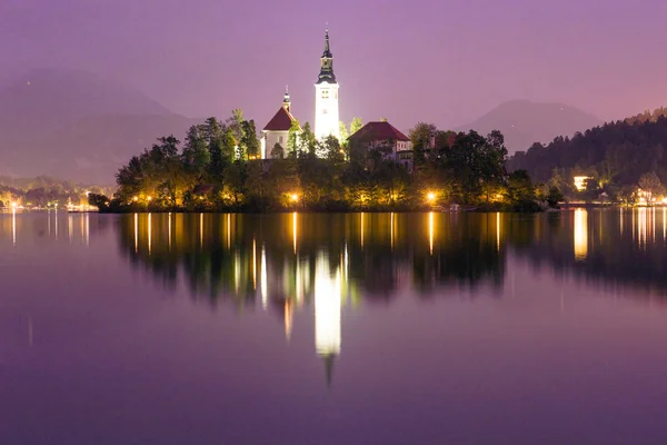 Lago Bled com St. Marys Igreja da Assunção em pequena ilha em — Fotografia de Stock