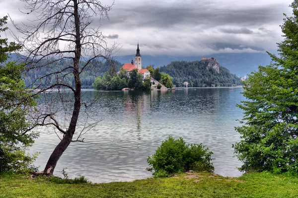 Vista panorâmica da manhã da Igreja Paroquial de St. Martin, perto de Bled Lake — Fotografia de Stock