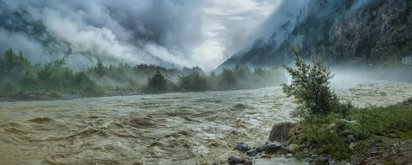 Water overstroming op de rivier na zware regen stroomversnellingen waterstroom copiousl — Stockfoto