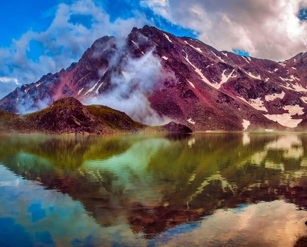 Όμορφο τοπίο πανόραμα με ορεινή λίμνη. πανοραμική θέα — Φωτογραφία Αρχείου