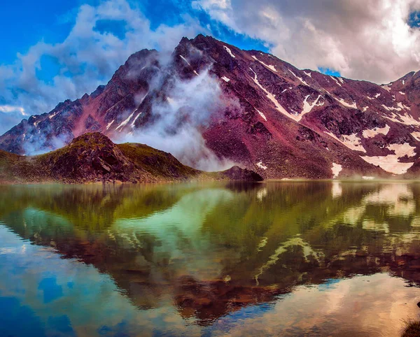 Dağ gölü manzaralı güzel bir manzara. panoramik görünüm 