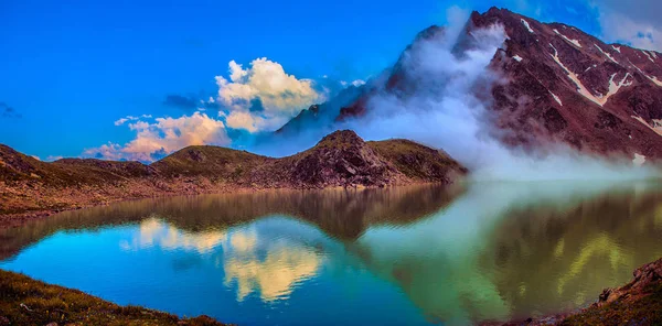 Hermoso paisaje panorámico con lago de montaña. vista panorámica — Foto de Stock