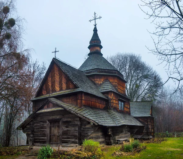 五彩缤纷的秋天 一个真正的乌克兰人村庄 带着木制茅屋 风景秀丽 风景如画 — 图库照片