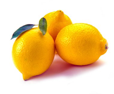 Beyaz arka planda izole edilmiş limon meyveleri