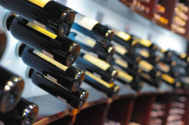 İçki dükkanında şarap şişeleri