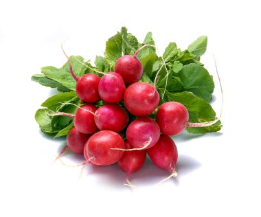 Beyaz arka planda yaprakları olan taze turplar. Zirvenin görünümü.