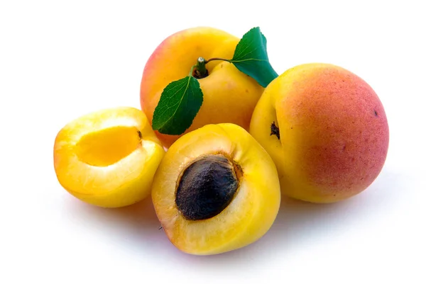 Isolierte Aprikose Frisch Geschnittene Aprikosenfrüchte Isoliert Auf Weißem Hintergrund — Stockfoto