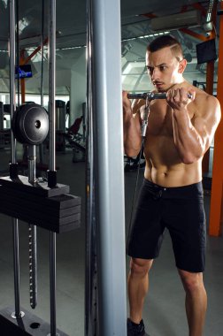 Spor salonundaki adam.