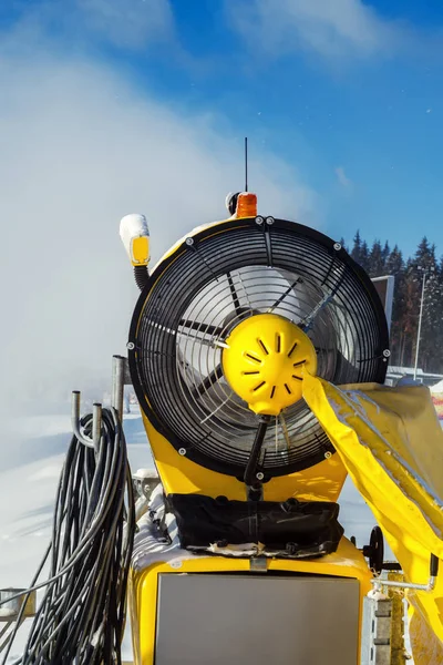 Flödet av snö från snö kanonerna — Stockfoto