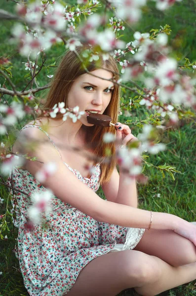 dondurma ile bir yolda elbiseli kız