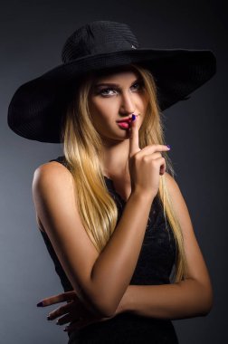 geniş ağzına kadar ile şapkalı romantik kız