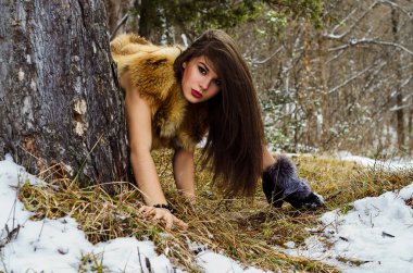 Baştan çıkarıcı kızla iç çamaşırı kürk paltolu