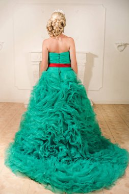 Güzel gelin ve güzel bir elbise ve saç modeli